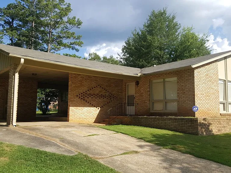 914 Bunker Hill Rd — Photo 2