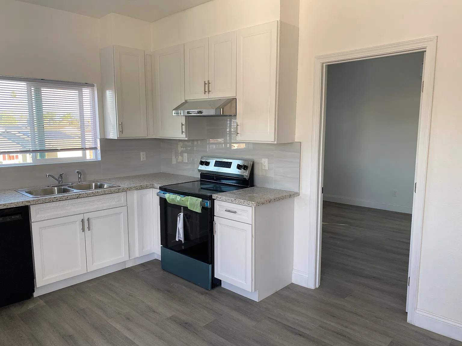 3 bed, 840 sqft, $3,350 — Photo 3