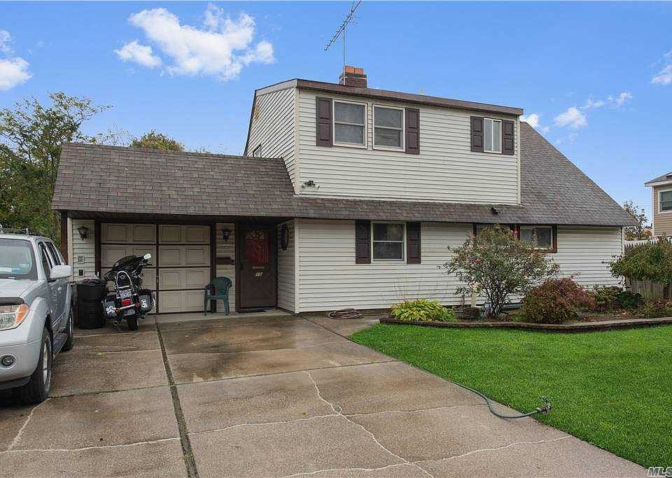 1st image of 15 Grassy Ln