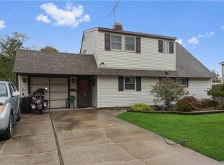 15 Grassy Ln, Levittown, NY 11756