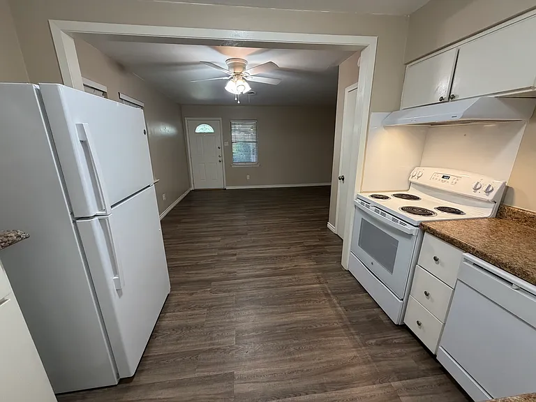1219 Hampshire Ln #B — Photo 7
