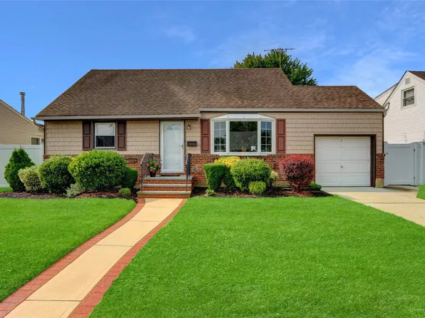 572 N Suffolk Avenue, Massapequa, NY 11758