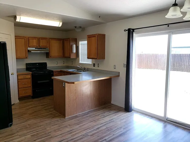1455 Sommer St — Photo 11