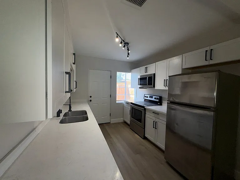1628 Thelma Ln — Photo 3