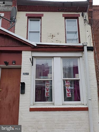1st image of 821 E Woodlawn Ave