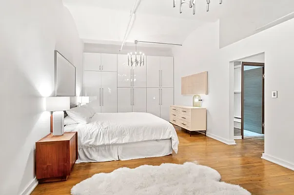 Sold by R New York | media 10