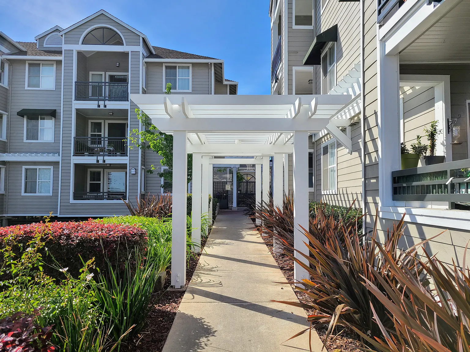 2 bed, 1197 sqft, $4,100 — Photo 2