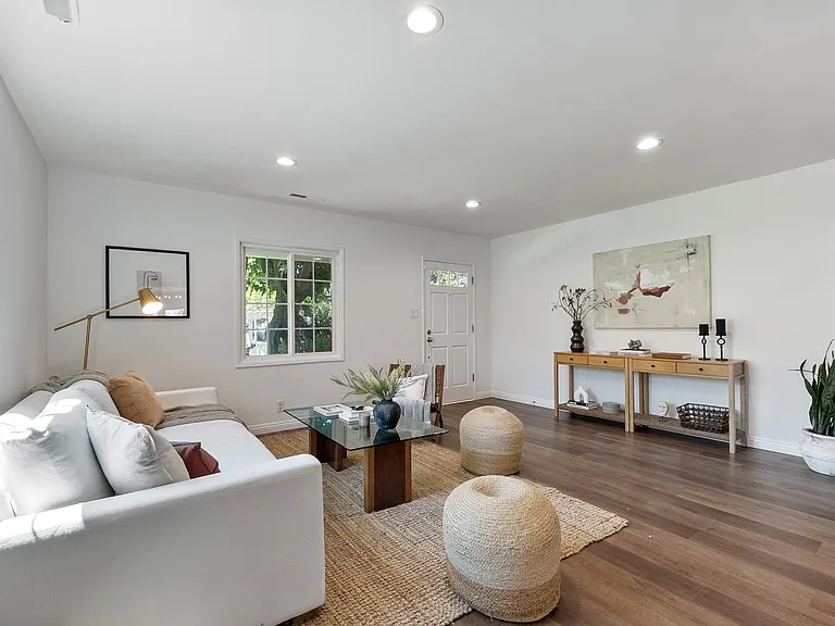 17453 Burbank Blvd — Photo 21
