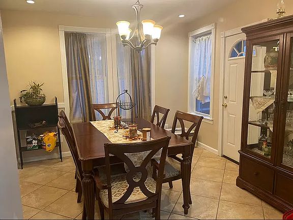 3rd image of 2888 Heath Ave