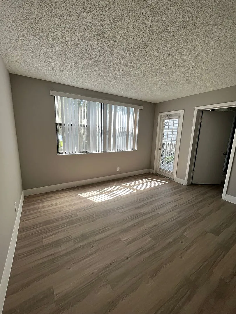 One Bedroom One Bathroom! With A Lake-View! — Photo 4