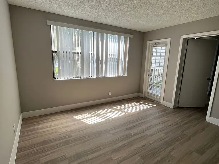752 Executive Center Dr #28-11-28 — Photo 4