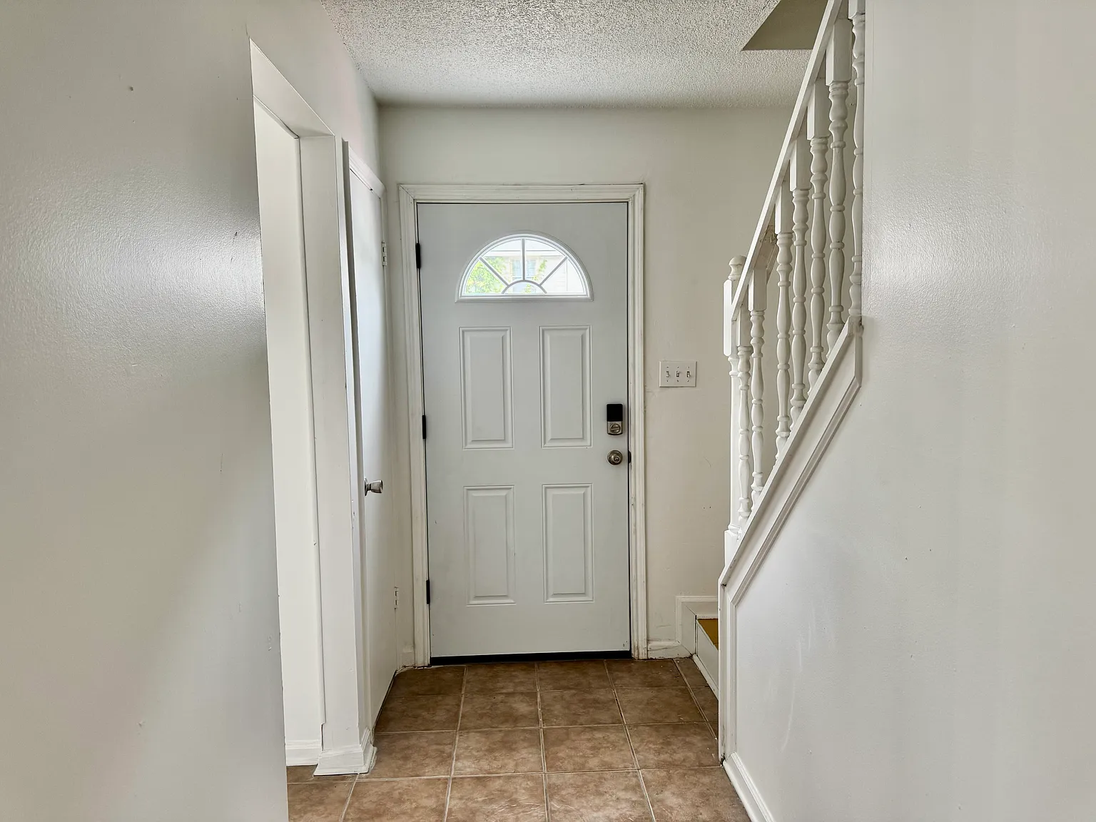 2 bed, 1.5 bath, 1271 sqft, $1,300 — Photo 2