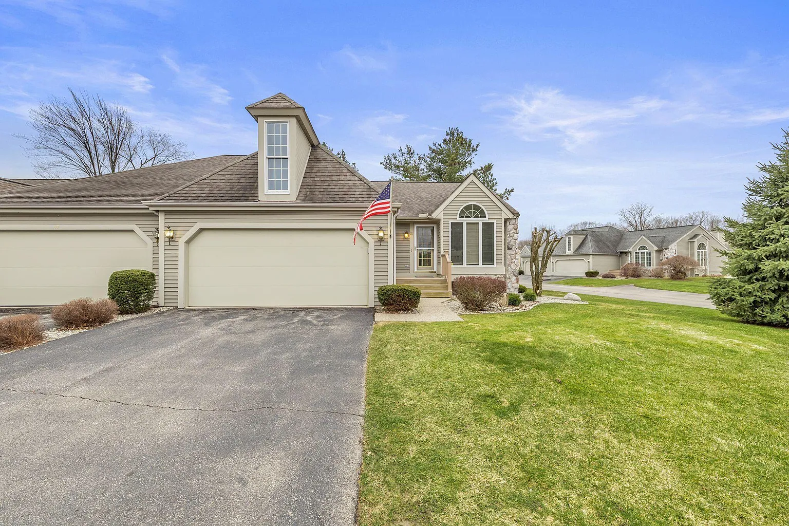 18 Drake Dr E photo 1