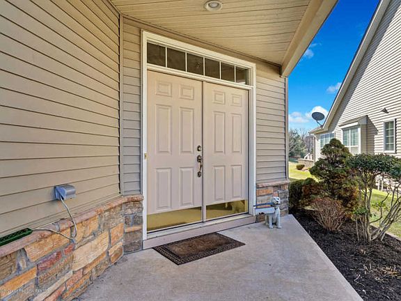 5th image of 504 Bennington Ln
