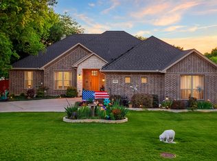 909 Summer Hill Ln, Red Oak, TX 75154