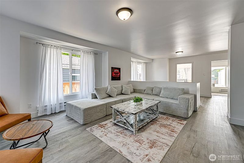 4th image of 305 Meadow Avenue N
