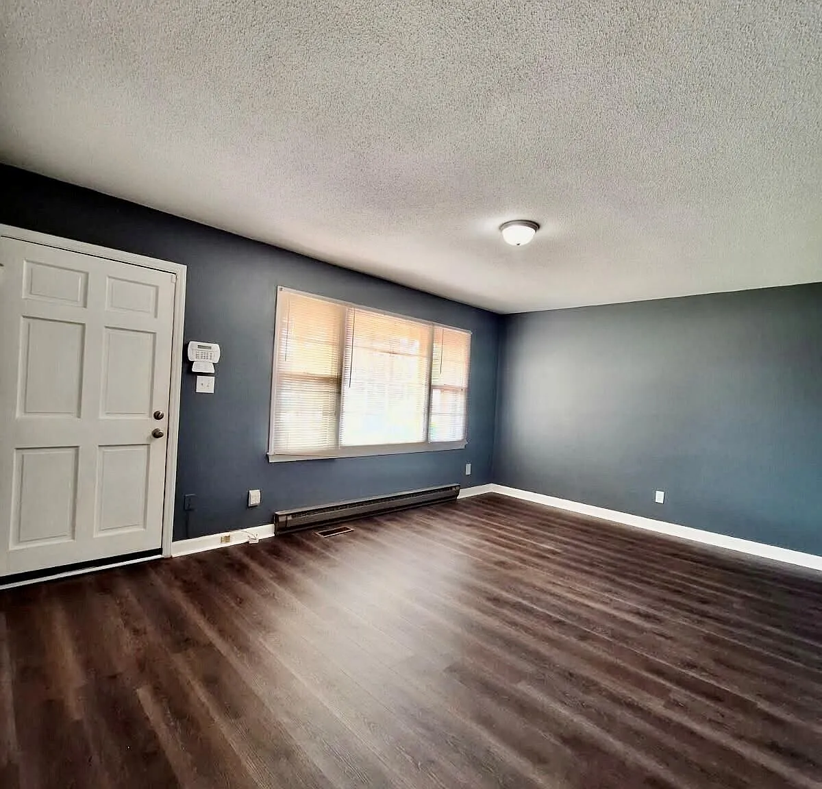 3 bed, 1.5 bath, $1,500 — Photo 2