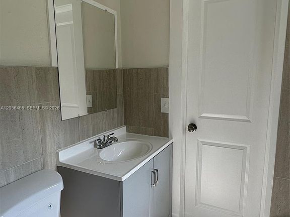 4th image of 1048 East St #3