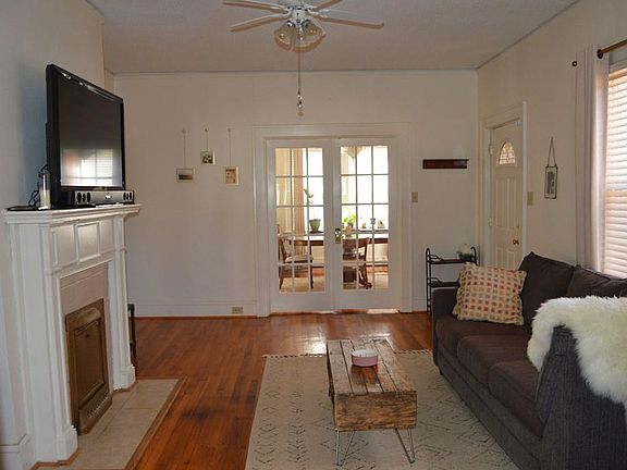 4th image of 206 Laurel Ave E