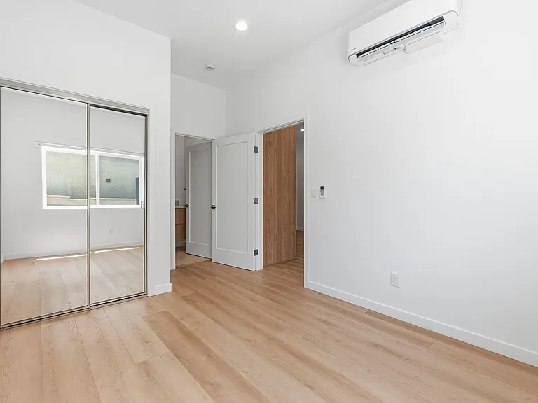 1105 N. Coast Highway | Sand Castle Apartments — Photo 10
