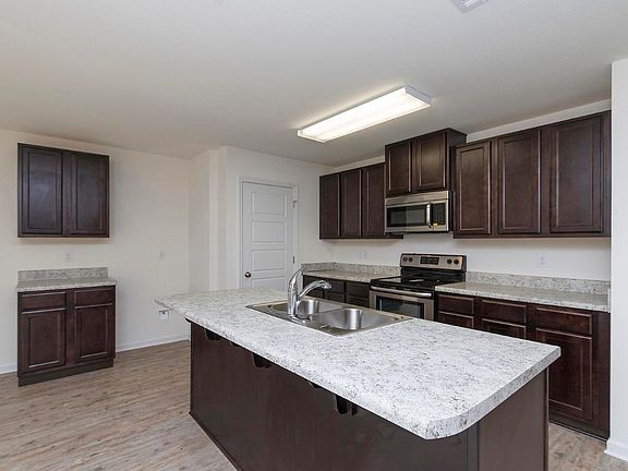 3rd image of 428 W Petunia Dr