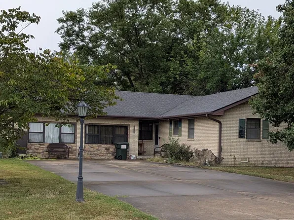 1106 E Division St, Bolivar, MO 65613