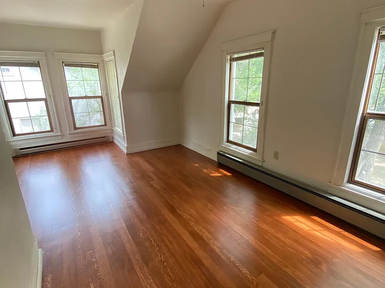 bedroom 10' wide