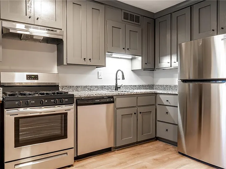 1135 Woodland Ave NE — Photo 11