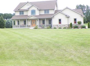 170 Hunters Xing S, Slinger, WI 53086