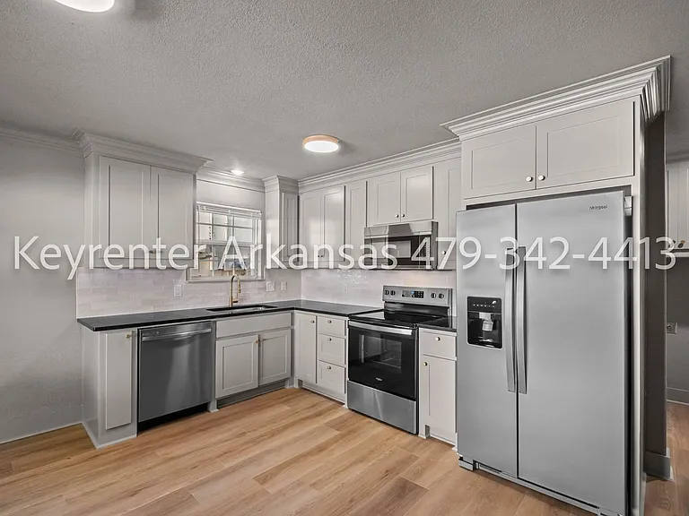 390 S University Ave — Photo 3