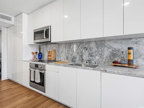 4th image of 987 Queen St #2809