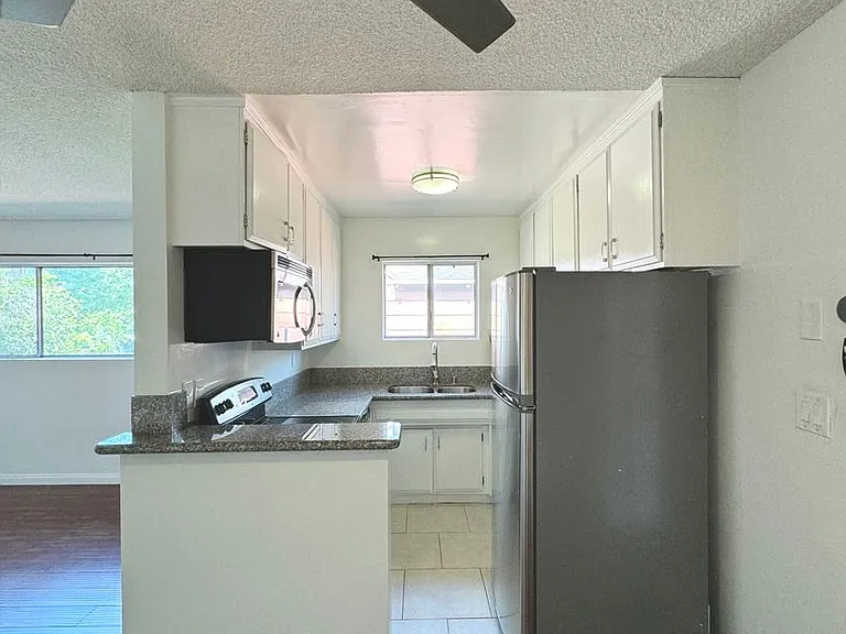 2106 S Bentley Ave — Photo 6