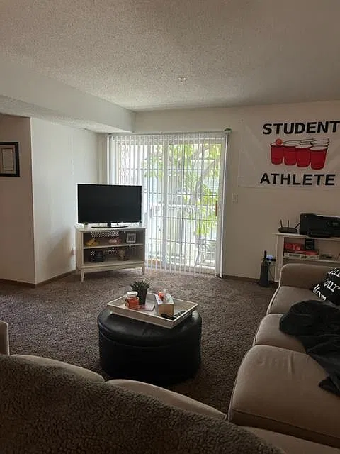 4 bed, 1100 sqft, $2,260 — Photo 2