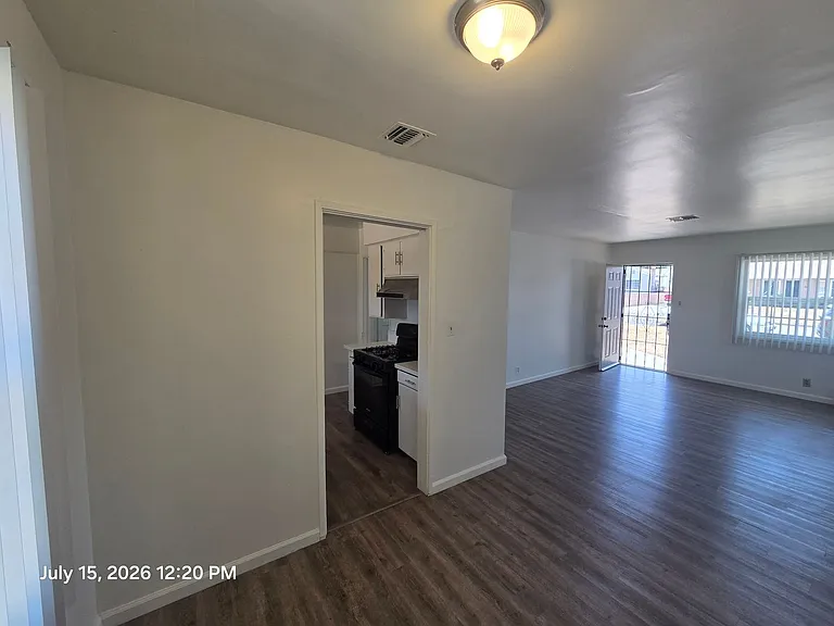 921 E Alwood St — Photo 4