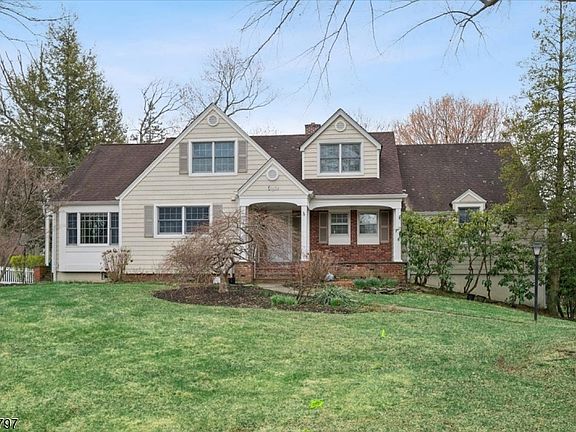 3rd image of 8 Bennington Rd