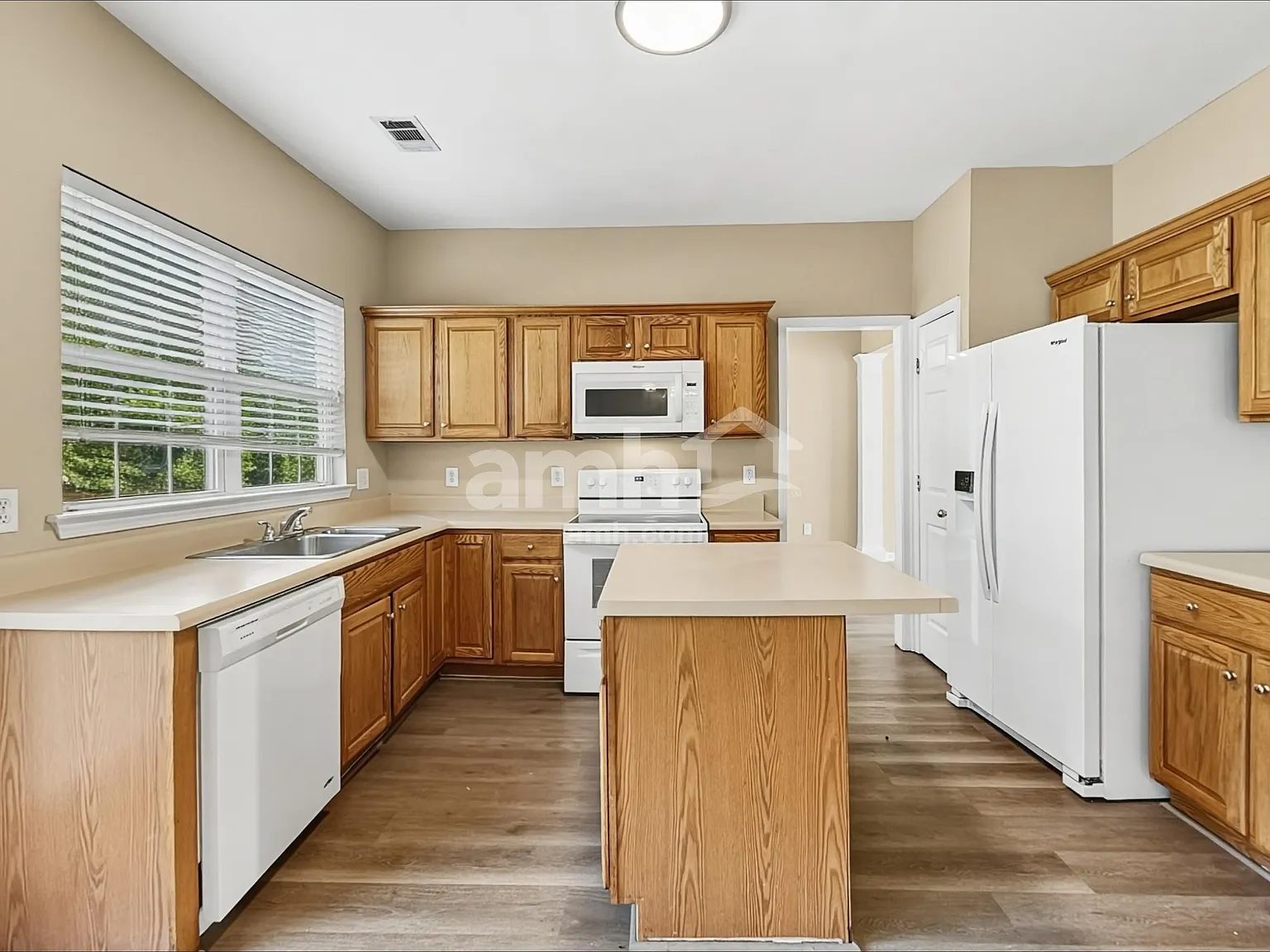 4 bed, 2.5 bath, 2331 sqft, $2,650 — Photo 3