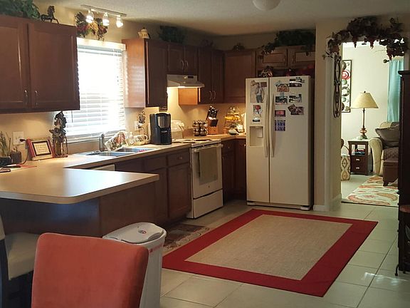 3rd image of 569 Coppitt Dr E