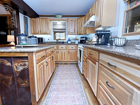 3rd image of 642 Everett Rd