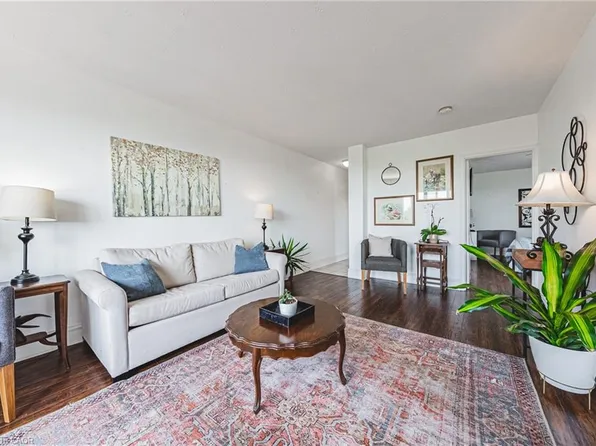 101 Queen St S #606, Hamilton, ON L8P 3R9