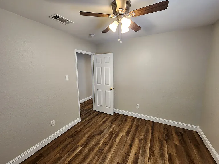 607 Hollyberry Dr — Photo 31