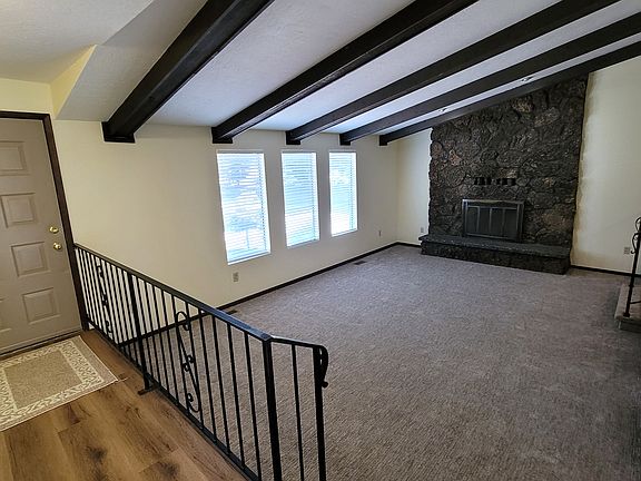 Living Room/Entryway