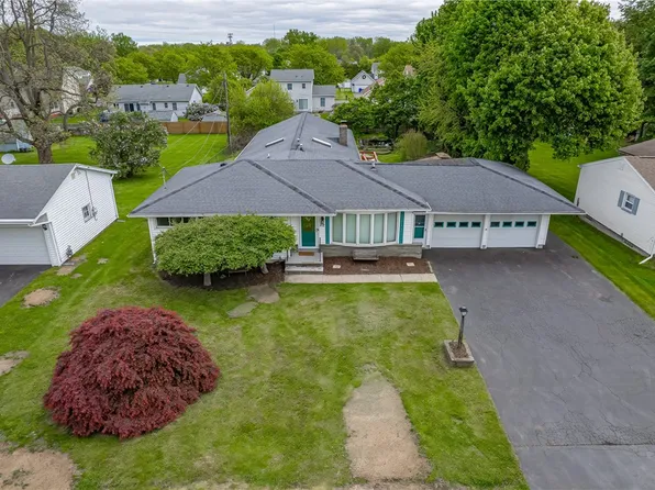 22 Appian Dr, Rochester, NY 14606