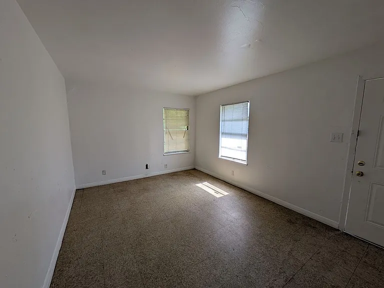 980-982 Oakland Street — Photo 3