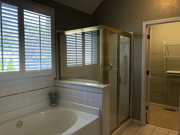 Master bath/ walk-in closet