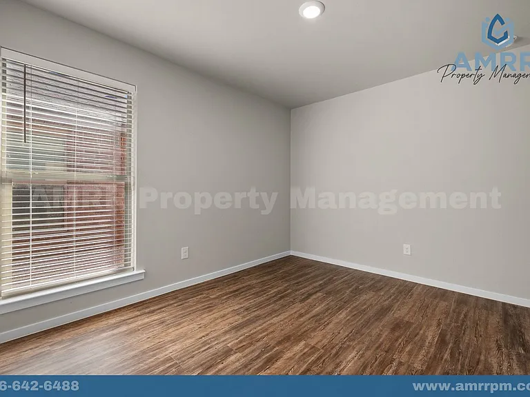 2037 Kenwood Ave — Photo 4