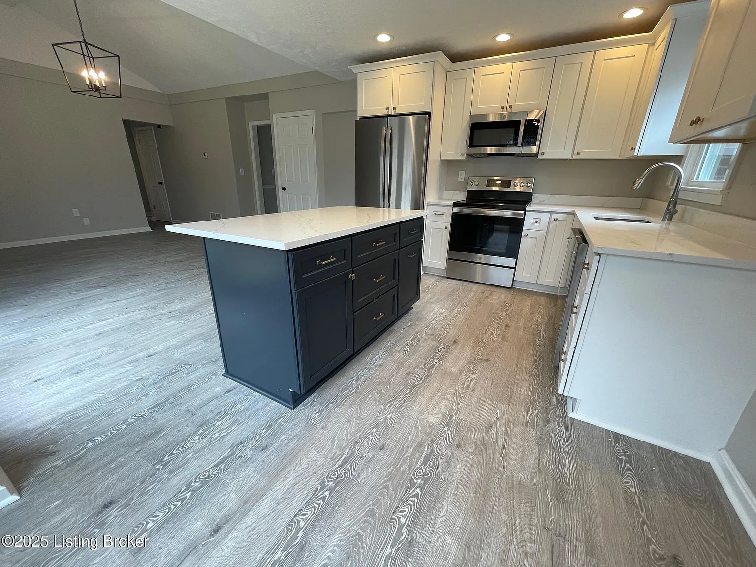 4 bed, 3.0 bath, 3150 sqft, $2,600 — Photo 3