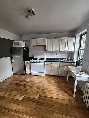2nd image of 531 Hancock St APT 1