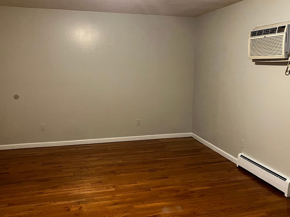 2nd image of 2913-21 Burnet Ave #1