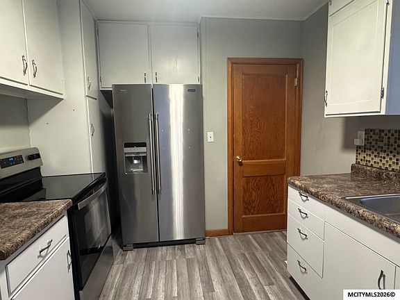 2nd image of 211 1st St NE