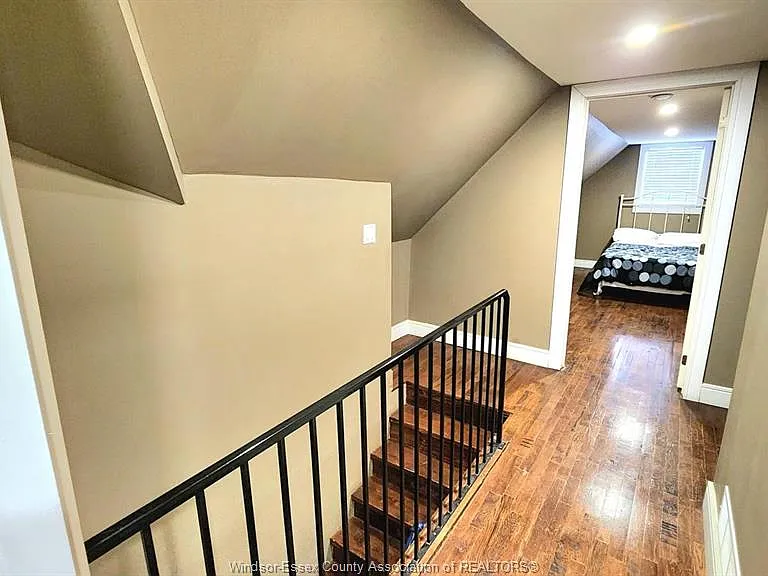 22 University Ave E #UPPER — Photo 8